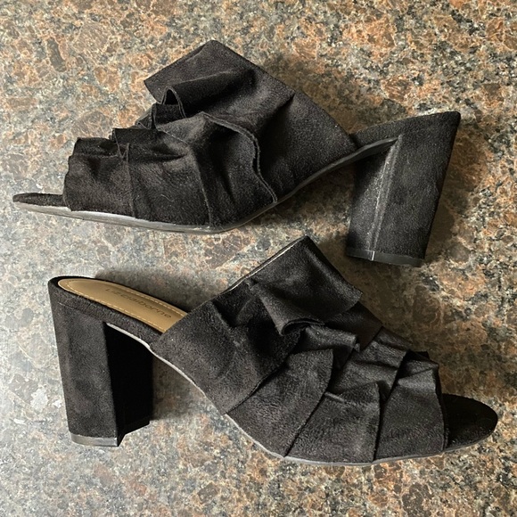 Liz Claiborne‎ 7.5 M Deanna Open Toe Mules Slip On Ruffle Heels Party Holiday - Picture 1 of 8